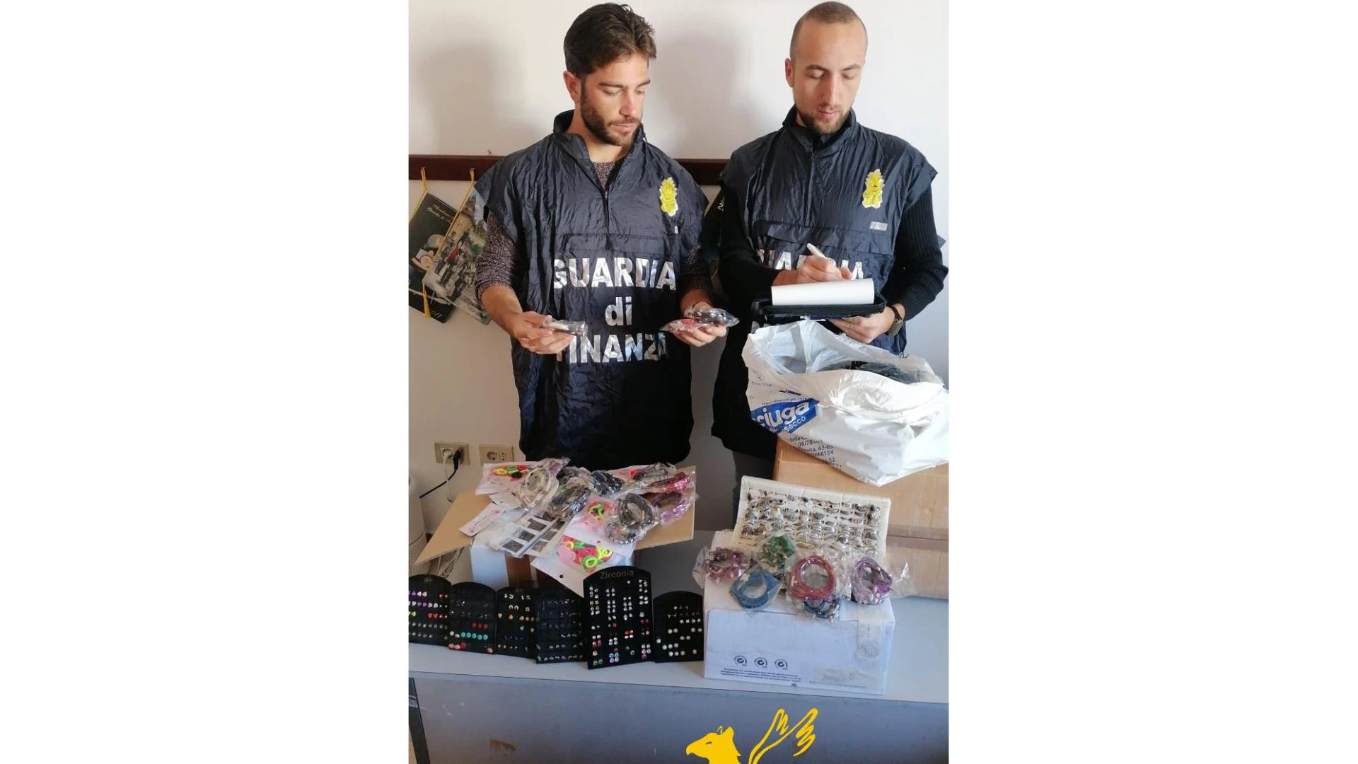Guardia di Finanza di Campobasso: sequestrati 750 articoli di bigiotteria non sicuri per il consumatore.